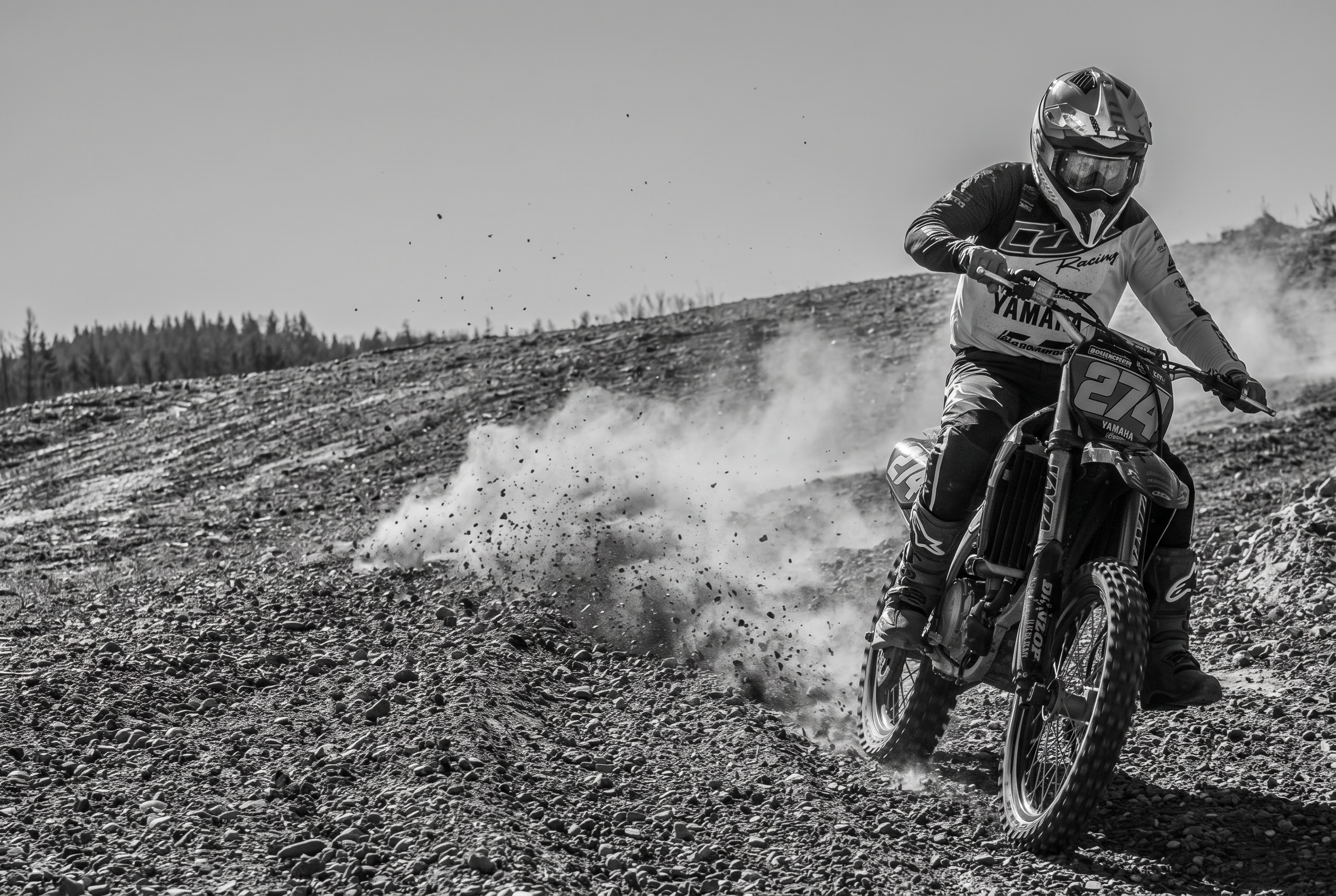 Amandine Verstappen accélère au guidon de sa moto de cross
